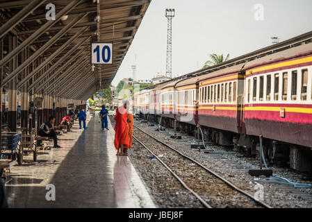 wartenden Plattformen an Hua Lamphong Station in bangkok Stockfoto