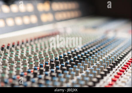 Große Musik-Mixer Schreibtisch im Tonstudio Stockfoto