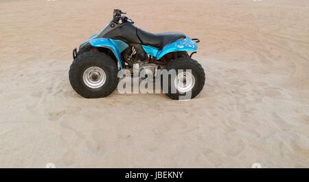 All Terrain-Fahrzeug-Buggy isoliert in einer Wüste Stockfoto
