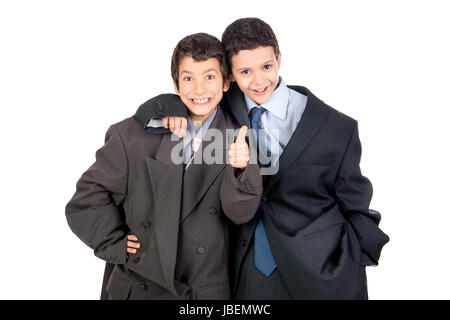 Jungen mit einem großen Mann Anzug gekleidet Stockfoto