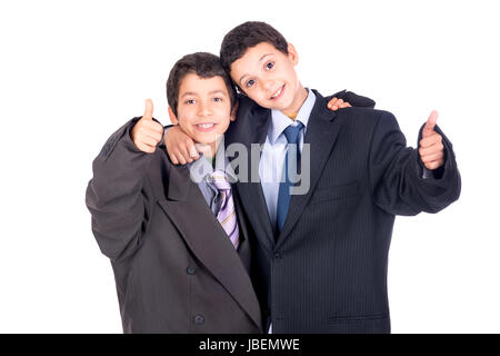 Jungen-Team mit einem großen Mann Anzug gekleidet Stockfoto