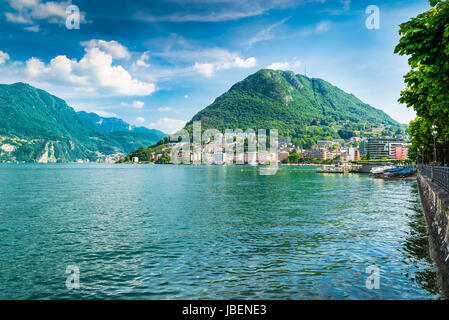 Lugano, Kanton Tessin, Schweiz. Am See und Luganer See an einem schönen Sommertag. Lugano - Paradiso und Monte San Salvatore Stockfoto