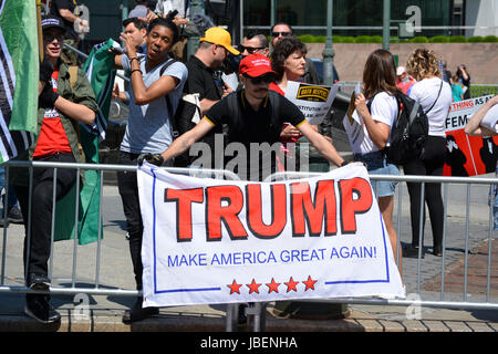 Mann mit einem "Machen Amerika große wieder" Schild an einer Anti-Scharia-Rallye in New York City. Stockfoto