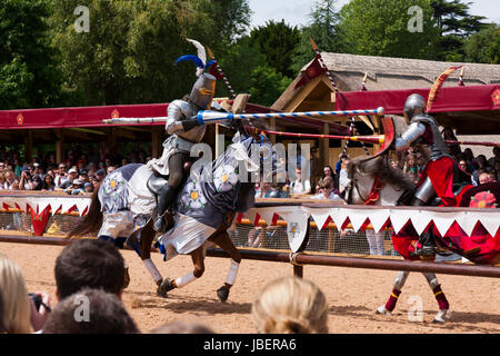 Der Rosenkrieg Ritterturniere Nachstellung der Schlacht trat vor einem Publikum von Touristen im Warwick Castle in Warwickshire. VEREINIGTES KÖNIGREICH. (88) Stockfoto