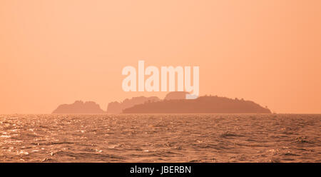 Kleine Inseln in der Andaman See, Provinz Krabi, Thailand. Stockfoto