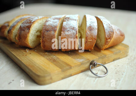Schneiden Sie Ananas-Torte mit Scheiben, auf eine abgespeckte Schneidebrett Stockfoto
