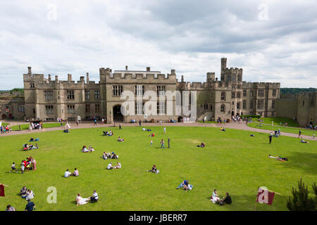 Der Innenhof des Warwick Castle in Warwickshire, UK. Die Kapelle, große Halle und Prunkräume sind in der Ferne. (88) Stockfoto