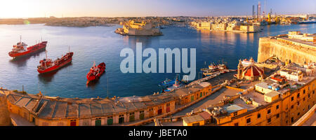 Valletta und den Grand Harbour in der Morgendämmerung. Malta. Stockfoto