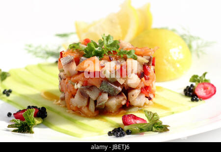 Heringssalat mit geräuchertem Lachs und Gemüse Stockfoto