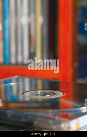 CD in Nahaufnahme mit anderen Cds im Hintergrund Stockfoto