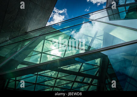 Unterseite Panorama und perspektivische Ansicht stahlblauen Glas hohe Aufstieg Gebäude mit Reflexionen, Hochhäuser, Industrie-Architektur Stockfoto