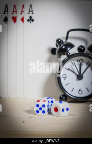 Poker-Karten, Würfel, Uhren, Glücksspiel mit der Zeit. Stockfoto