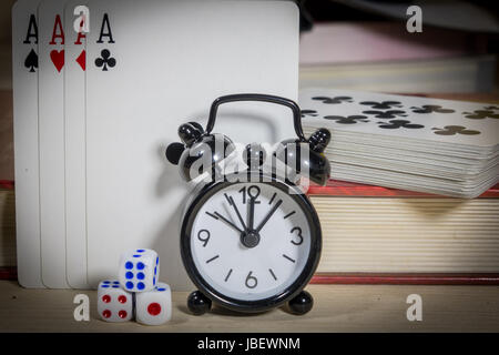 Poker-Karten, Würfel, Uhren, Glücksspiel mit der Zeit. Stockfoto