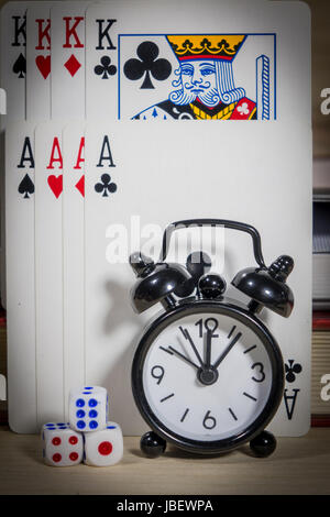 Poker-Karten, Würfel, Uhren, Glücksspiel mit der Zeit. Stockfoto