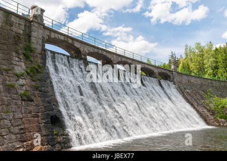 Staudamm am Fluss Lomnitz in Karpacz, Polen Stockfoto