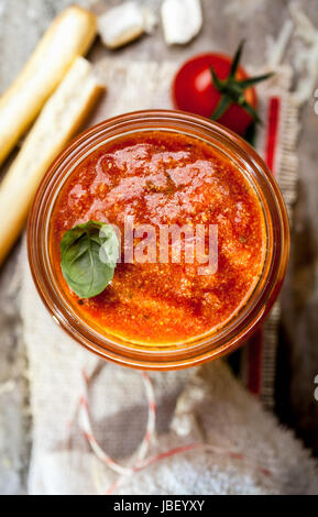 Würzige Tomaten-Dip mit italienische Grissini oder knuspriges Brot-Sticks für eine leckere herzhafte Vorspeise oder snack Stockfoto