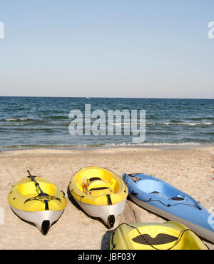 Kanu an einem leeren Strand. Stockfoto