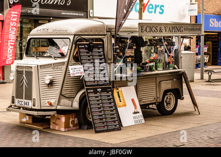 Citroen HY Panel verwendet Val als E-Zigarette Shop, The Broadway, Bexleyheath, London, England Stockfoto