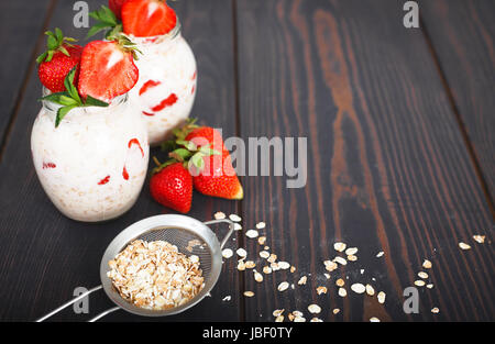 Gesundes Frühstück: Übernachtung Hafer mit frischen Erdbeeren in ein Glas. Stockfoto