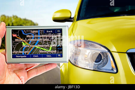 GPS in der Hand eines Mannes. Finde deinen Weg! Stockfoto