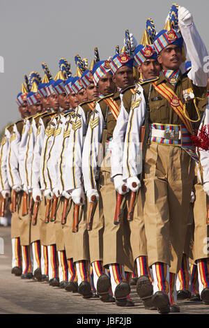 Soldaten in bunten Uniformen paradieren die Raj Weg in Vorbereitung auf die jährlichen Republik Day Parade in New Delhi, Indien Stockfoto