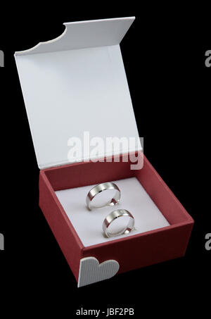 Paar Trauringe in offener Kasten, isoliert auf schwarz. Stockfoto