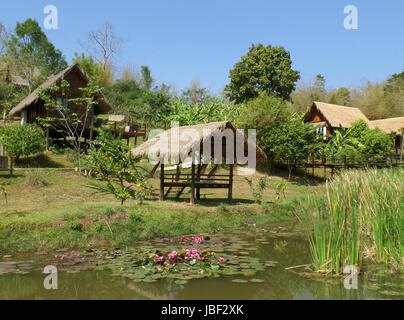 Traditionelle Thai strohgedeckten Dach Haus und Pavillon um den Lotusteich, Landschaft von Thailand Stockfoto