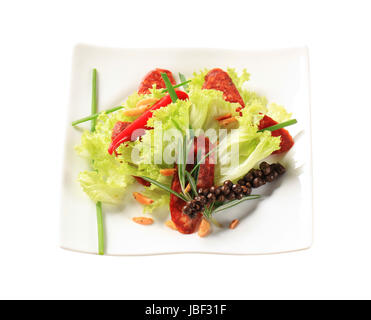 Frischer Salat und Scheiben Chorizo Stockfoto