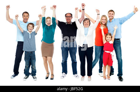 Fröhliche Familie aus acht Mitgliedern. Voller Freude zusammen, durch werfen ihre Hände in der Luft in Aufregung. Stockfoto