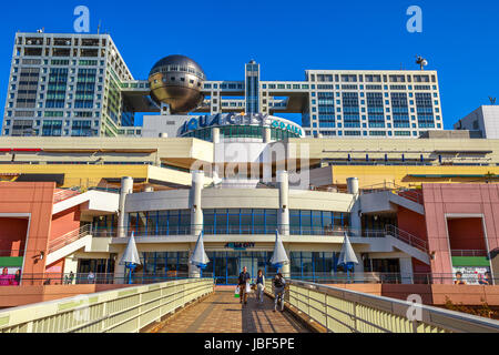 Aqua City und Fuji TV Odaiba Stockfoto