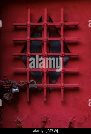 Rot lackiertem Eisen, verschlossene Tür in griechischen Haus, Athen, Griechenland Stockfoto