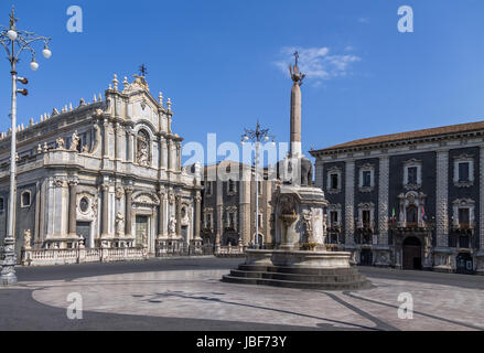 Piazza del Duomo (Domplatz) mit der Kathedrale von Santa Agatha und der Elefantenbrunnen Skulptur - Catania, Sizilien, Italien Stockfoto