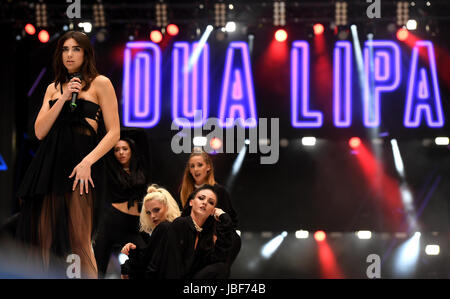 Dua Lipa auf der Bühne bei Capital FM Sommer Ball mit Vodafone statt im Wembley Stadion in London. Stockfoto