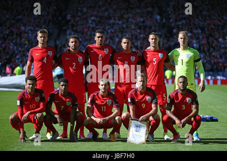 England-Team-Gruppe (oben L - R) England Eric Dier, Kyle Walker, Chris Smalling, Jake Livermore, Gary Cahill und Joe Hart (unten L -R) Englands Dele Alli, Marcus Rashford, Adam Lallana, Harry Kane und Ryan Bertrand während der FIFA WM 2018 Gruppe F-Qualifikationsspiel im Hampden Park, Glasgow. Stockfoto