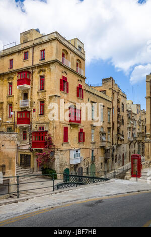 Gebäude in Valletta und Red Phone Booth - Valletta, Malta Stockfoto