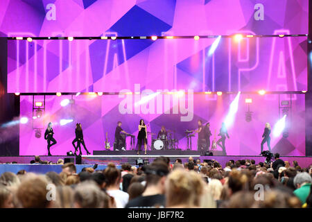 Dua Lipa auf der Bühne bei Capital FM Sommer Ball mit Vodafone statt im Wembley Stadion in London. Stockfoto