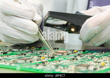 Qualitätskontrolle von elektronischen Bauelementen auf Leiterplatten im Labor Hightech-Fabrik Stockfoto