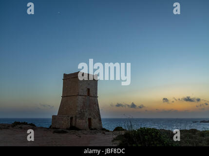 Ghajn Tuffieha Turm in der Golden Bay bei Sonnenuntergang - Malta Stockfoto