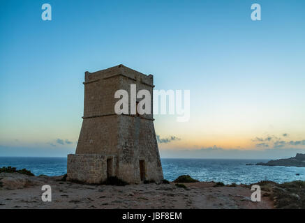 Ghajn Tuffieha Turm in der Golden Bay bei Sonnenuntergang - Malta Stockfoto