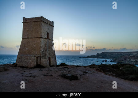 Ghajn Tuffieha Turm in der Golden Bay bei Sonnenuntergang - Malta Stockfoto