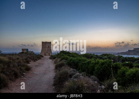 Ghajn Tuffieha Turm in der Golden Bay bei Sonnenuntergang - Malta Stockfoto