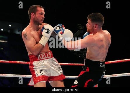 Paddy Gallagher (rechts) und Craig Kelly während ihrer Weltergewicht kämpfen an Odyssey Arena in Belfast. Stockfoto