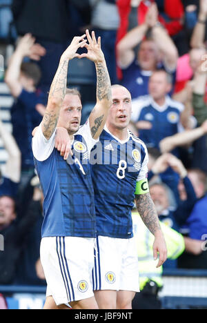 Schottlands Leigh Griffiths (links) feiert Tor seiner Mannschaft erste Spiel während der 2018 FIFA WM-Qualifikation, Gruppe F Spiel im Hampden Park, Glasgow. Stockfoto