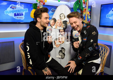 Liam Payne und Capital FM Moderator Roman Kemp auf Capital FM Sommer Ball mit Vodafone statt im Wembley Stadion in London. Stockfoto