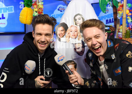 Liam Payne und Capital FM Moderator Roman Kemp auf Capital FM Sommer Ball mit Vodafone statt im Wembley Stadion in London. Stockfoto