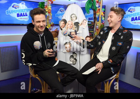 Liam Payne und Capital FM Moderator Roman Kemp auf Capital FM Sommer Ball mit Vodafone statt im Wembley Stadion in London. Stockfoto