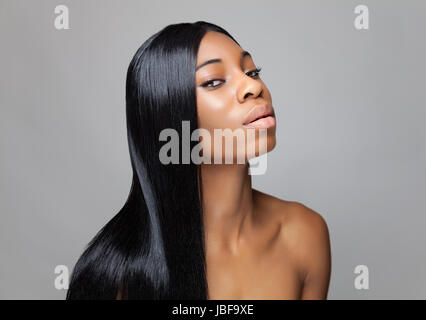 Junge schwarze Schönheit mit langen glatten Haaren Stockfoto