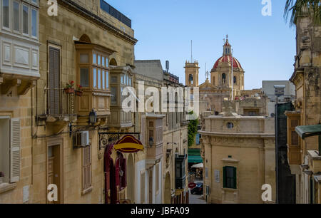 Victoria Stadtstraße mit Saint George Basilica rote Kuppel - Victoria, Gozo, Malta Stockfoto