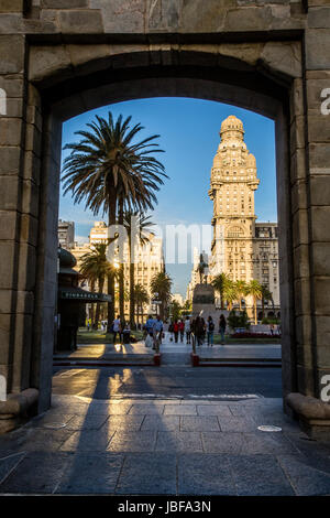 Blick auf den Platz der Unabhängigkeit durch steinernen Torbogen, Montevideo, Uruguay Stockfoto