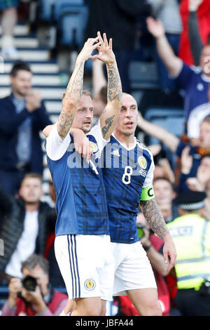 Schottlands Leigh Griffiths (links) feiert Tor seiner Mannschaft erste Spiel während der 2018 FIFA WM-Qualifikation, Gruppe F Spiel im Hampden Park, Glasgow. Stockfoto